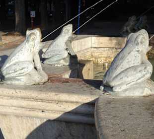 Die namensgebenden Frösche am Brunnenrand