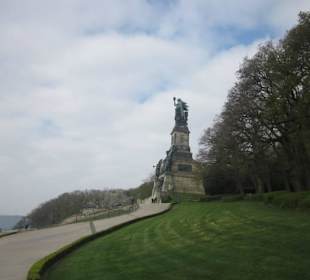 Am Denkmal am Niederwald