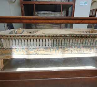 Pyramiden und Ausgrabungsfund