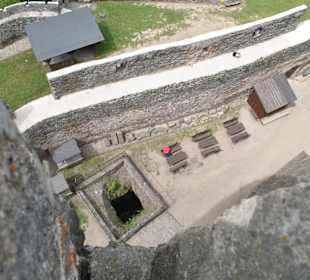 Widok w dół z wieży.