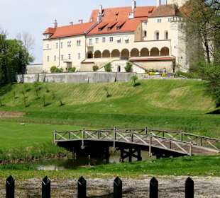 Blick vom Park auf das Gebäude