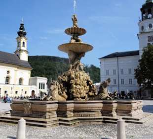 Der Residenzbrunnen als Mittelpunkt des Platzes