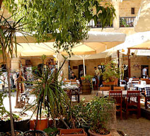 Einige Lokale mit viel grün