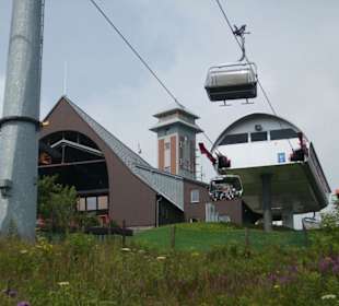 Bergstation von Schwebebahn und Sessellift