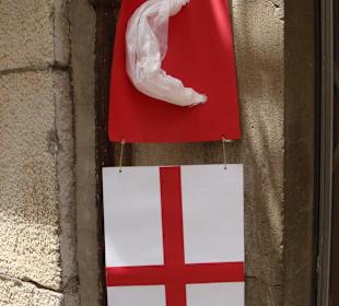 Diese "Fahnen" hängen an jedem Haus 