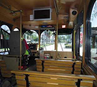 Rustikale Holzbänke im Inneren