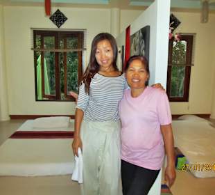 Dala (links) und eine ihrer Masseurinnen