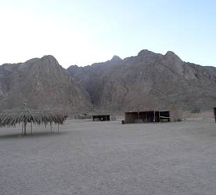 Im Beduinendorf, nur ein paar alte Hütten