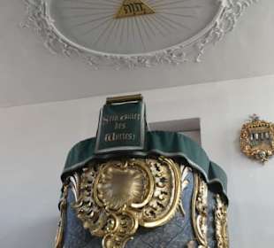 Über der Kanzel steht auf hebräisch יהוה (Jehova)