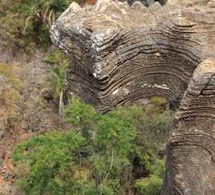 Unter de Felsen befindet sich die Höhle