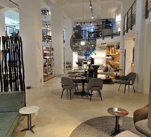 Rundgang durch das Gebäude von "stilwerk"