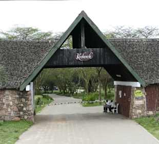 Einfahrt zur Keekerok lodge