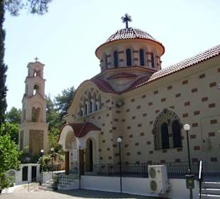Das Seitenschiff der Kirche und der Glockenturm