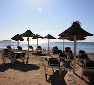 Strand vor dem Hotel, 6 Euro pro Schirm / Liege