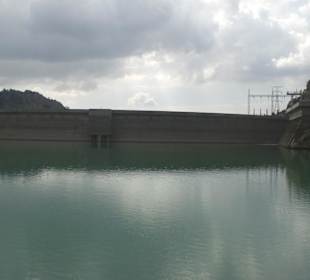 Blick vom See auf die Stauseewand
