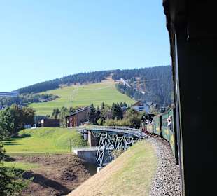 Blick auf Hotel von Fichtelbergbahn mit Viadukt