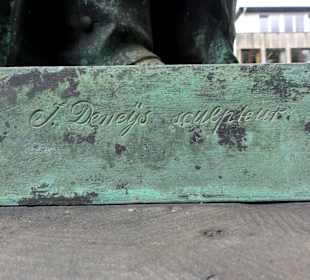 Der Künstler im Sockel