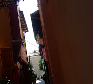 Gasse mit Laterne schön