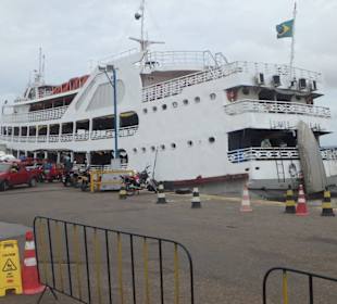 Amazonasdampfer im Hafen von Parintins