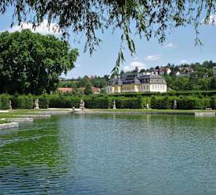 Der See im Rokoko-Garten des Schlosses