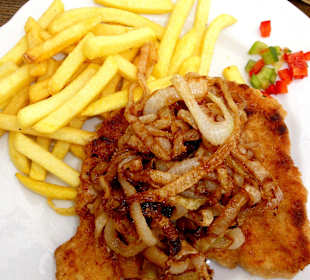 Zwiebelschnitzel im Restaurant Riverside