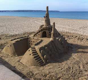 Sandburg an der Promenade