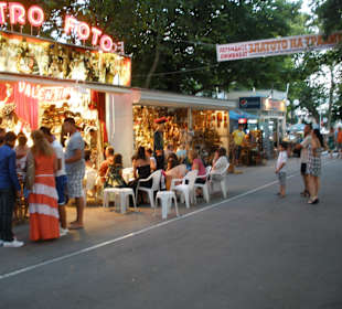 Einkaufsmeile am Abend