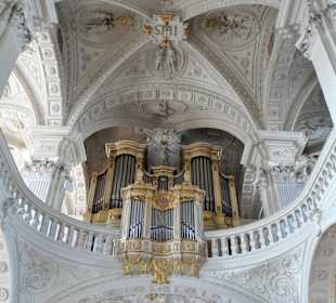Blick zur Orgel-Empore in der Kirche Sankt Andreas