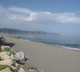 Schöner leerer Strand  tagsüber