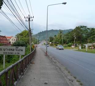 Genau hier gegenüber liegt das Sun Star Siam!