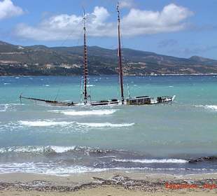 Schiff versenkt vor dem Alikanas Strand
