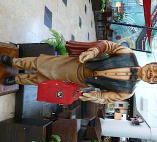 Kellnerstatue in Flughafen Antalya