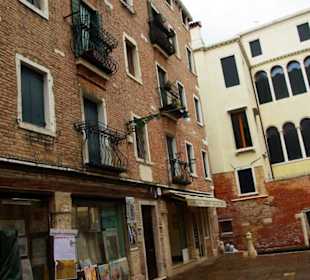 Kleiner Vorplatz mit Hausfront