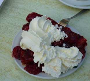 Obsttorte mit Sahne