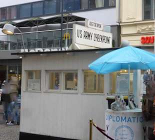 Am Checkpoint Charlie – ehemaliger Grenzübergang