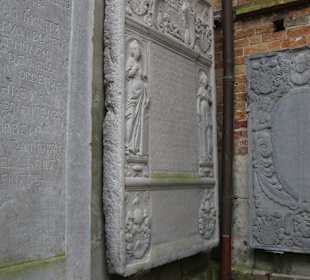 Epitaphe in der Außenwand