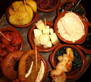 Gemischte Tapas-Platte in der Bodega del Puerto