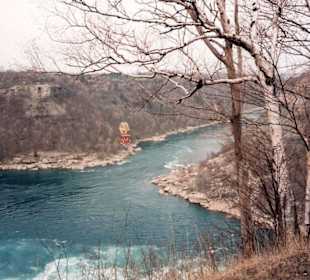 Fluß von den Wasserfällen kommend