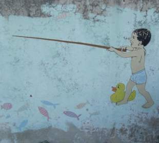 Kind mit Ente beim Angeln