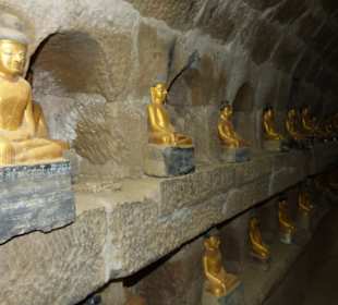 Goldene Buddhas in einem anderen Gang