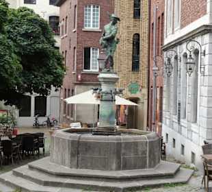 Ansichten des Hühnerdieb-Brunnens