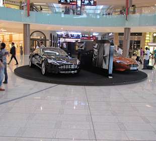 Natürlich dürfen teure Autos nicht fehlen