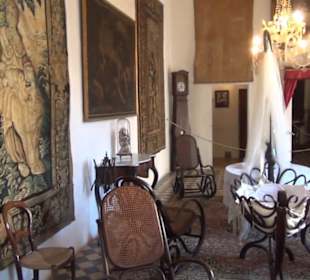 Erste Geschoss - Wohnzimmer mit Theaterbühne