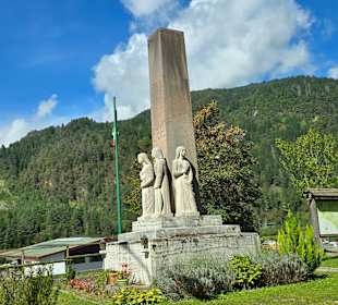 Umleitung z.Plöckenpass Denkmal mit drei Schwester