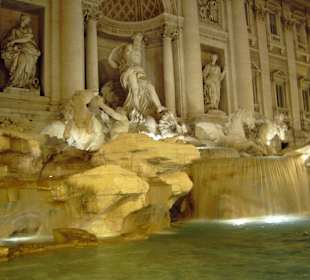 Trevi Brunnen by Night