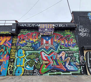 Streetart an fast jedem Haus der Gegend 