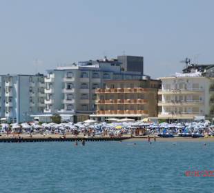 Blick auf Strand und Hotels
