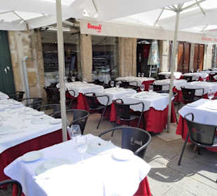 Die Tische des Restaurants Mercearia am Douro-Ufer
