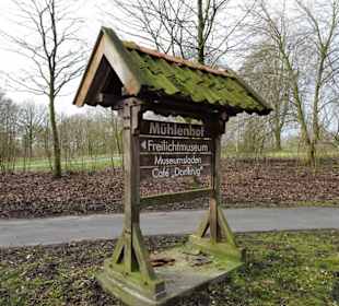 Hinweisschild zum Mühlenhof Freilichtmuseum