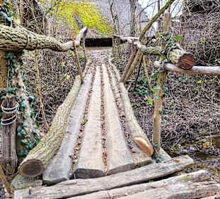 Brücke aus Baumstämmen